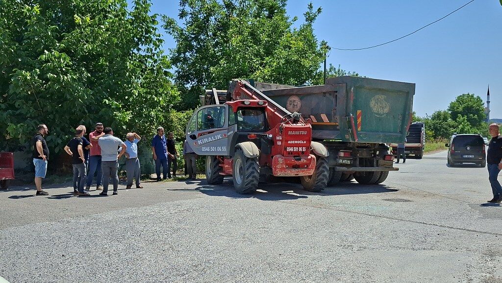 Samsun'da iş makinesi ile çarpışan kamyon sürücüsü yaralandı