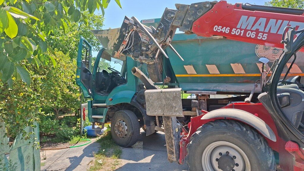 Samsun'da iş makinesi ile çarpışan kamyon sürücüsü yaralandı