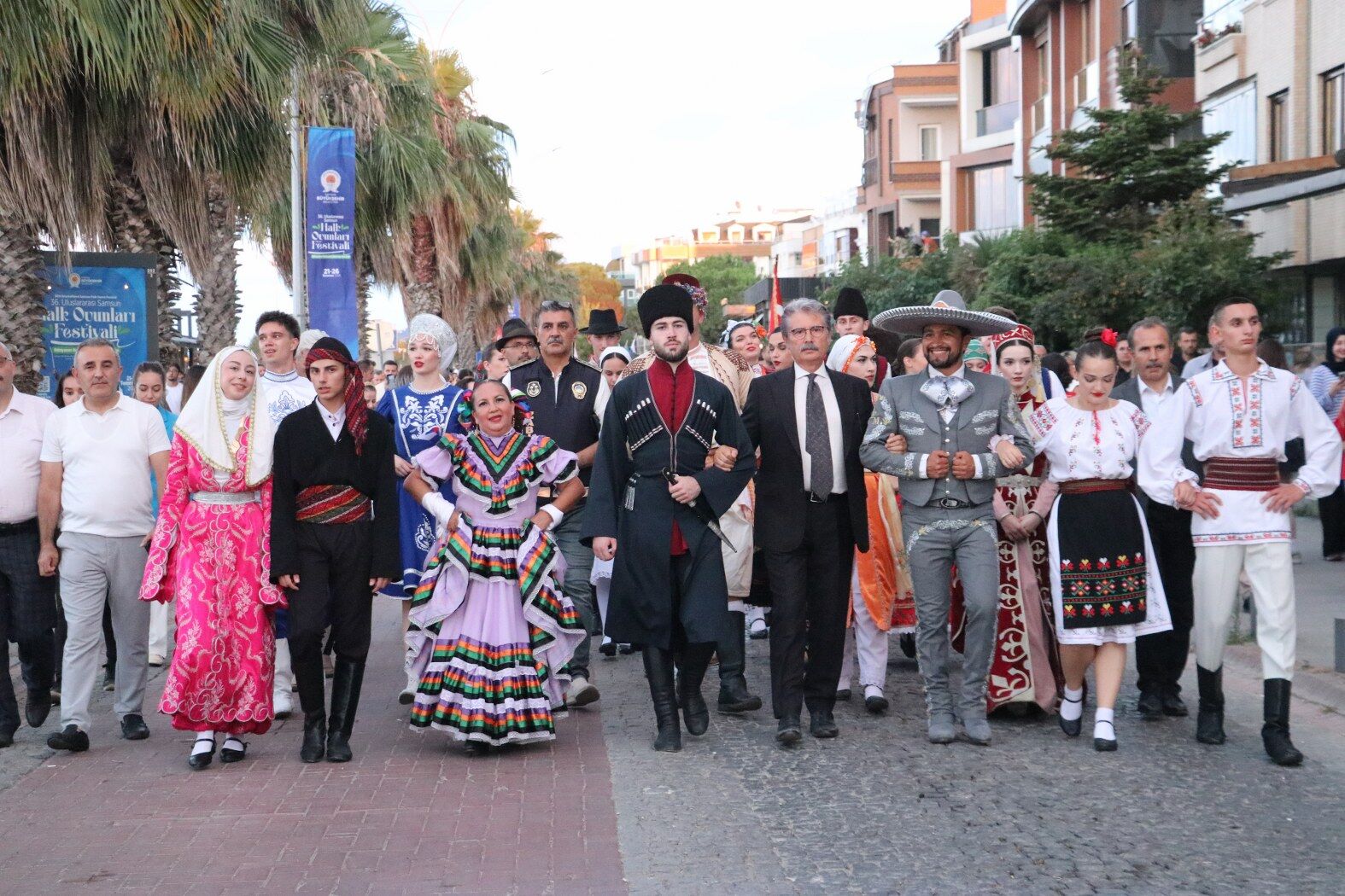 samsun haber 36. Uluslararası Samsun Halk Oyunları Festivali başladı