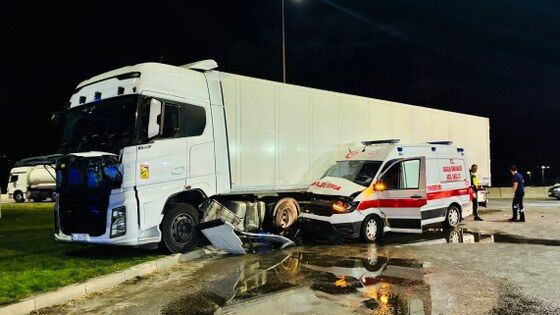 samsun haber: Samsun'da ambulans ile tır çarpıştı! Yaralılar var