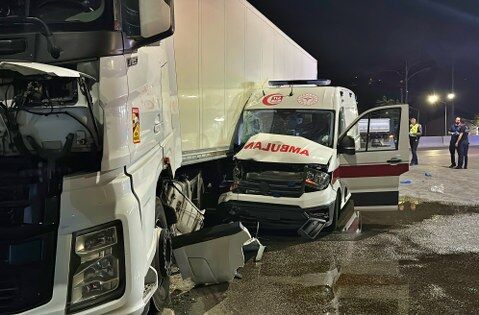 samsun haber: Samsun'da ambulans ile tır çarpıştı! Yaralılar var