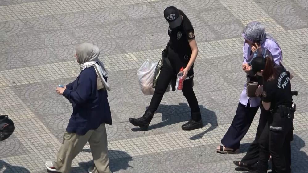 Samsun Cumhuriyet Meydanı'nda panik! Sıcağın etkisiyle yere yığıldı