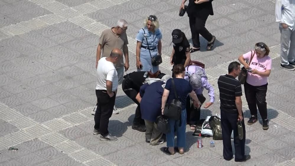 Samsun Cumhuriyet Meydanı'nda panik! Sıcağın etkisiyle yere yığıldı