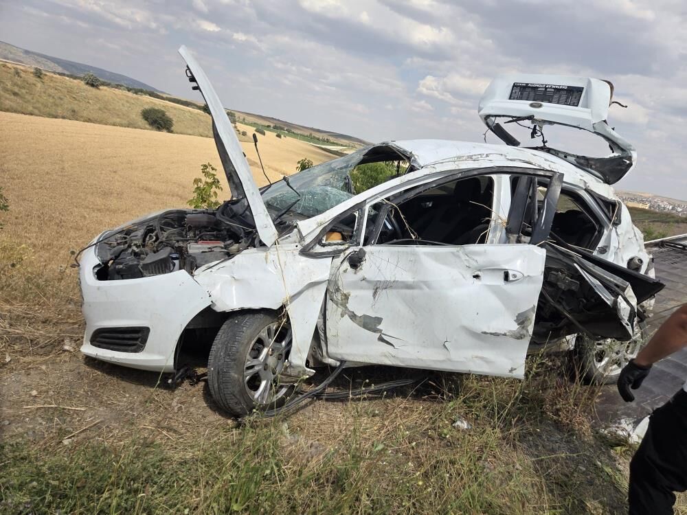 Ankara-Samsun yolunda kaza! Otomobil şarampole yuvarlandı