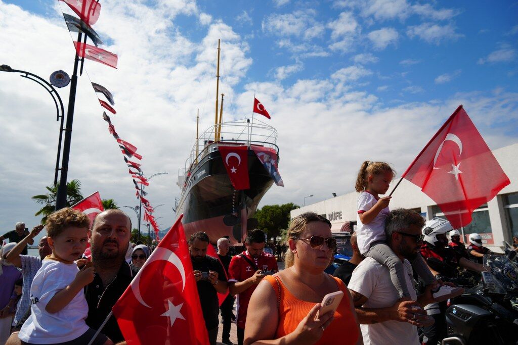 Samsun'da tarihi gün! Bandırma Vapuru yeni yerine taşındı