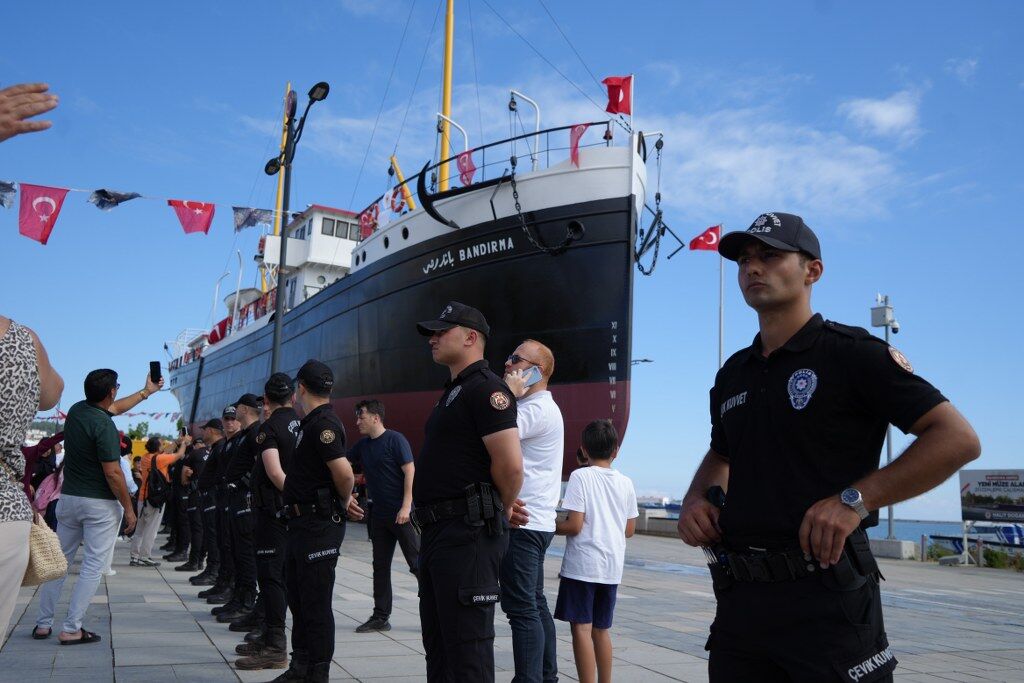 Samsun'da tarihi gün! Bandırma Vapuru yeni yerine taşındı