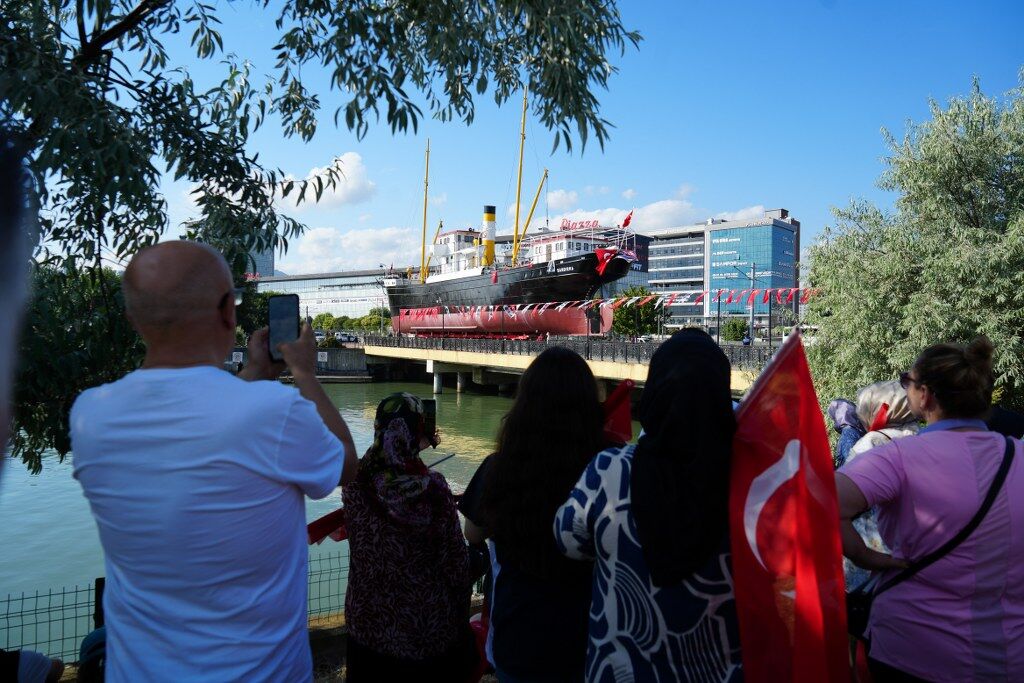 Samsun'da tarihi gün! Bandırma Vapuru yeni yerine taşındı