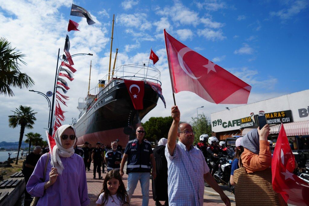 Samsun'da tarihi gün! Bandırma Vapuru yeni yerine taşındı