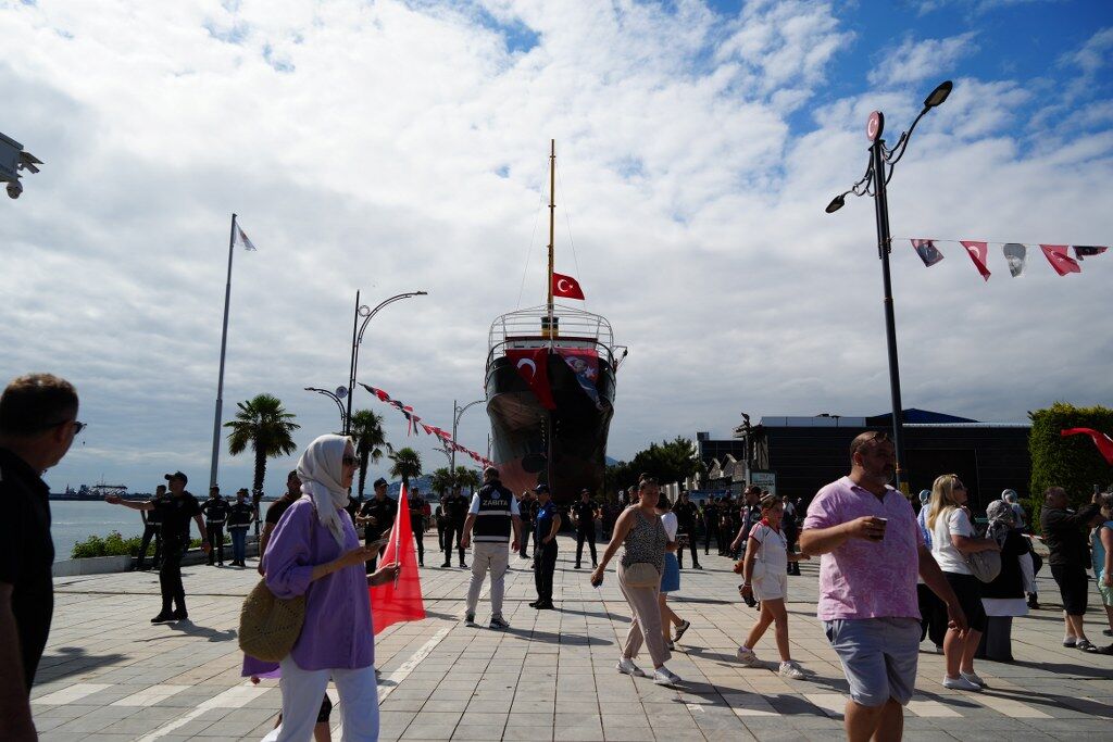 Samsun'da tarihi gün! Bandırma Vapuru yeni yerine taşındı