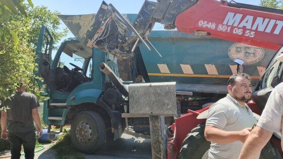 samsun haber: Samsun'da iş makinesi ile kamyon kavşakta çarpıştı! Yaralı var