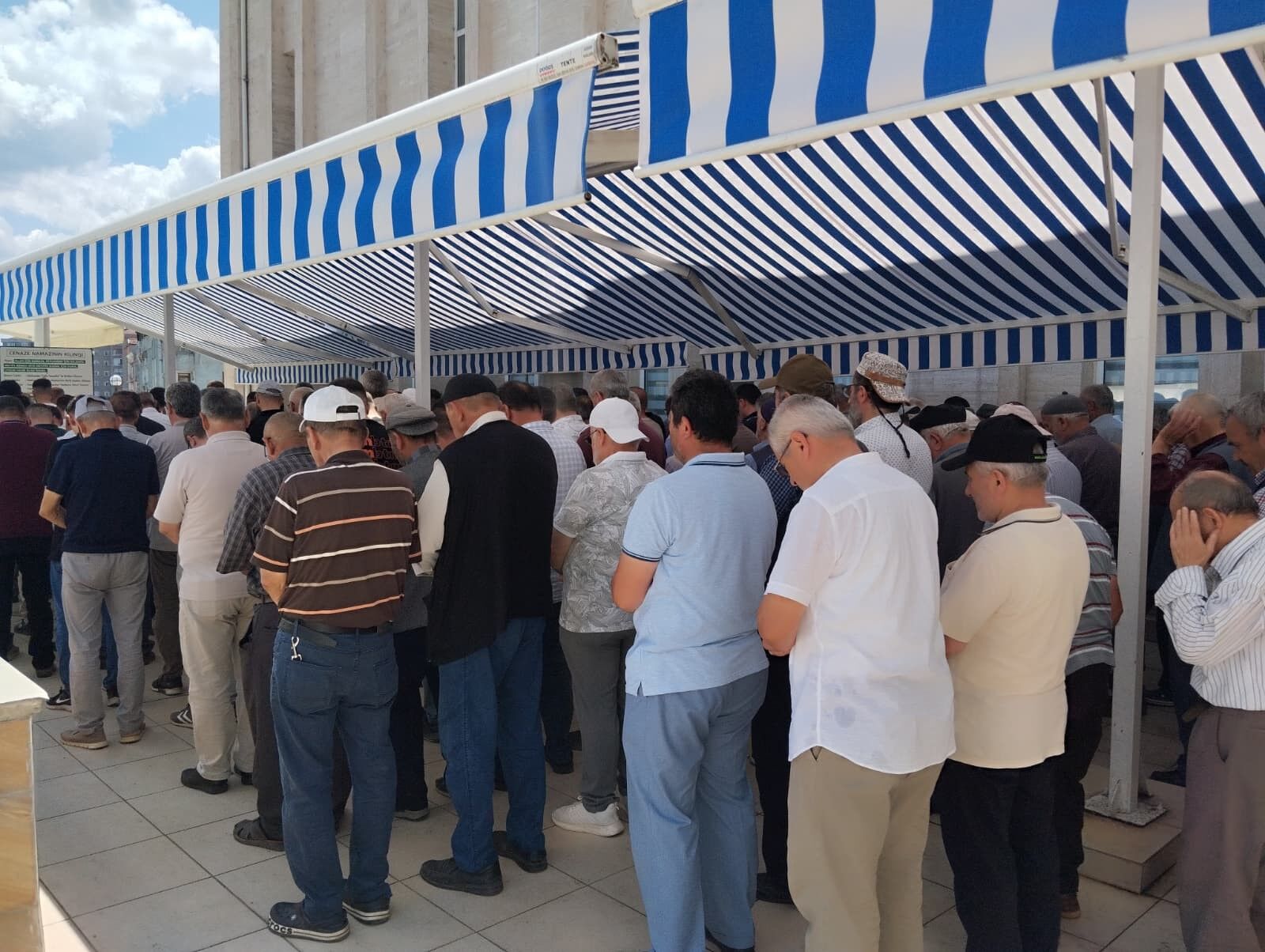 Samsun'da evinde ölü bulunan genç kız son yolculuğuna uğurlandı