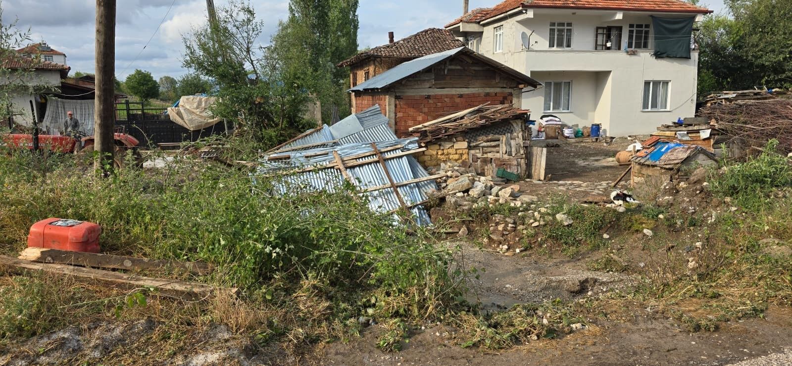 Samsun'da dolu ve fırtınanın bilançosu ağır oldu! Çatılar uçtu, ağaçlar devrildi