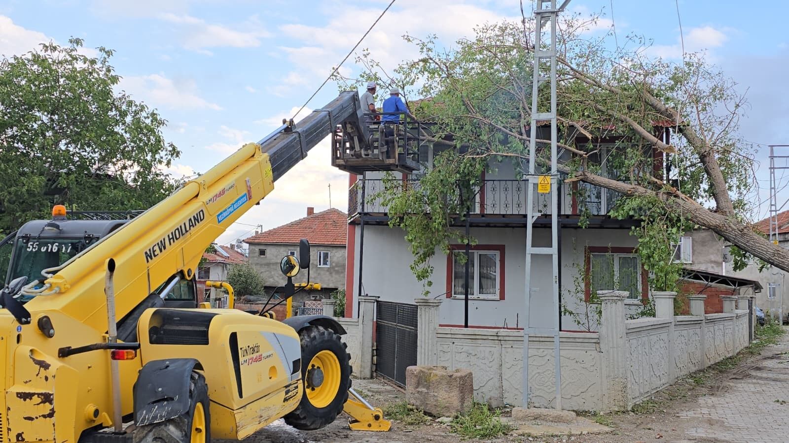 Samsun'da dolu ve fırtınanın bilançosu ağır oldu! Çatılar uçtu, ağaçlar devrildi