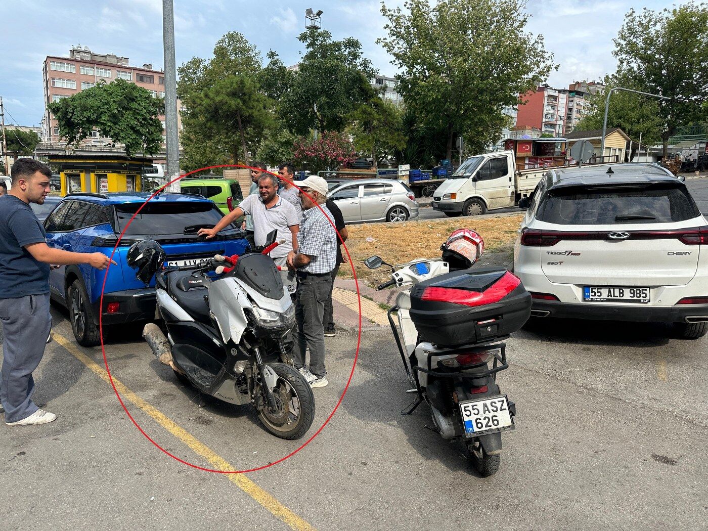 Samsun'da taksi ile motosiklet çarpıştı! Ucuz atlatıldı