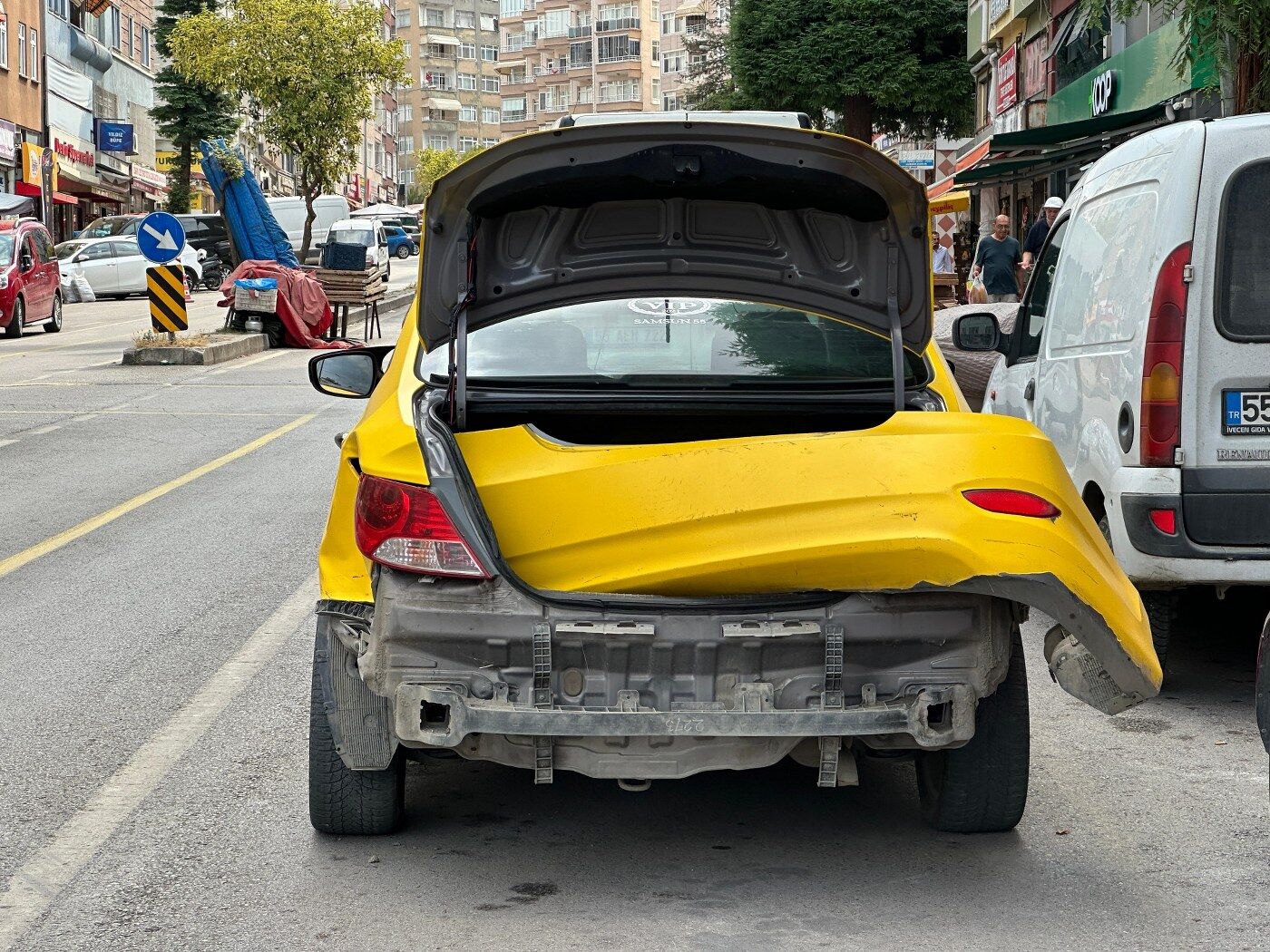 Samsun'da taksi ile motosiklet çarpıştı! Ucuz atlatıldı