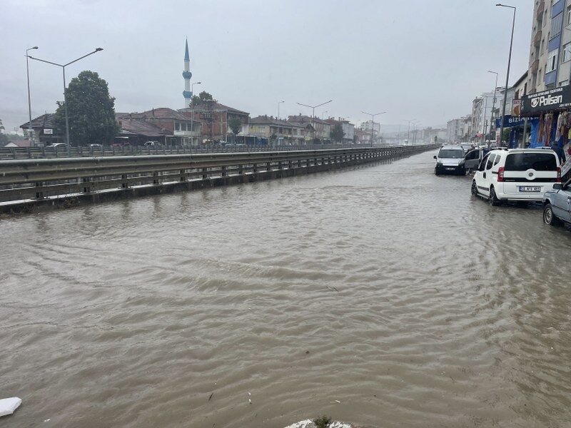 samsun haber: Kavak'ı sağanak vurdu! Cadde ve sokaklar göle döndü
