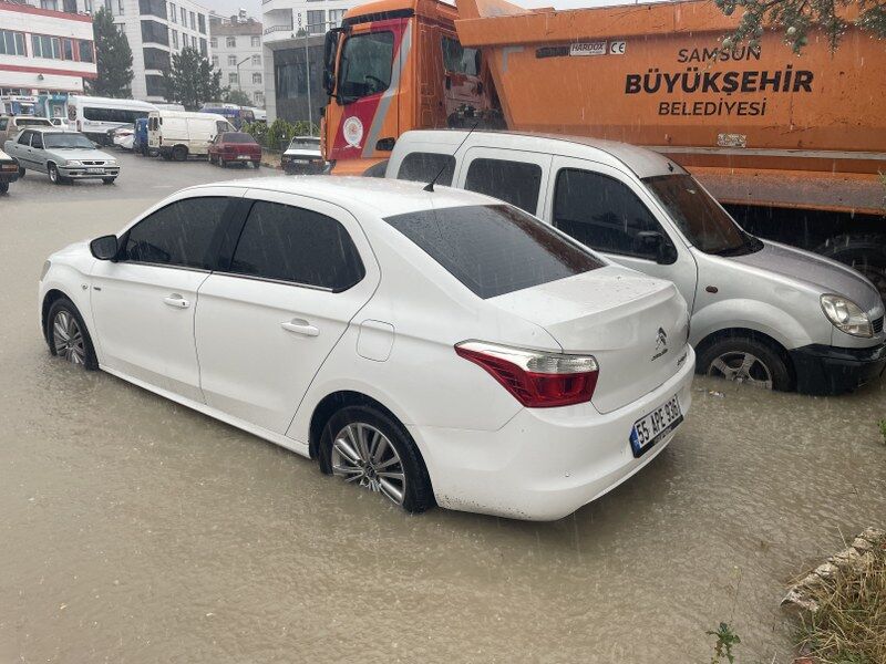 samsun haber: Kavak'ı sağanak vurdu! Cadde ve sokaklar göle döndü
