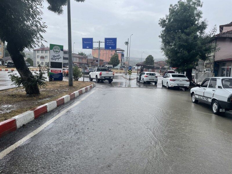 samsun haber: Kavak'ı sağanak vurdu! Cadde ve sokaklar göle döndü
