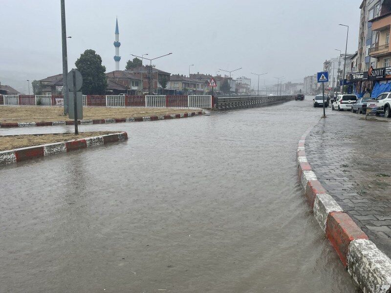 samsun haber: Kavak'ı sağanak vurdu! Cadde ve sokaklar göle döndü