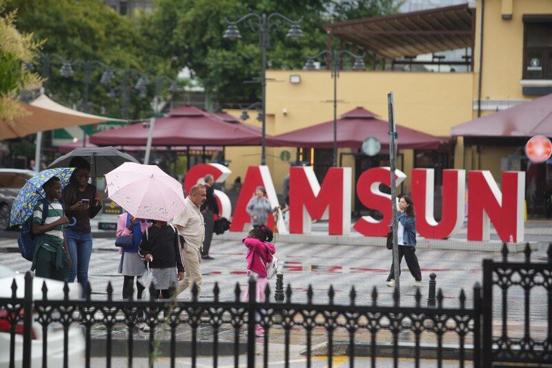 samsun haber: Samsunluların sağanakla imtihanı! Plaj şemsiyesi detayı