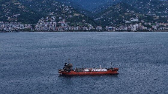 Karadeniz'de korkutan gelişme! Bir ticari gemi daha hedef oldu
