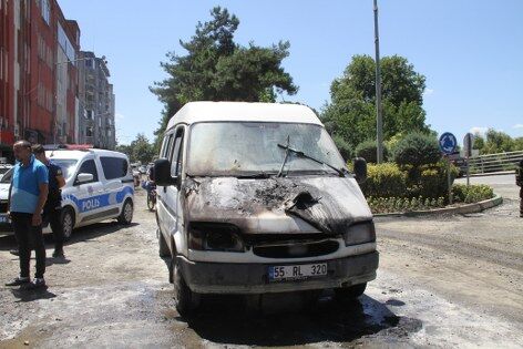 samsun haber: Samsun'da hareket halindeki minibüs alev aldı! 