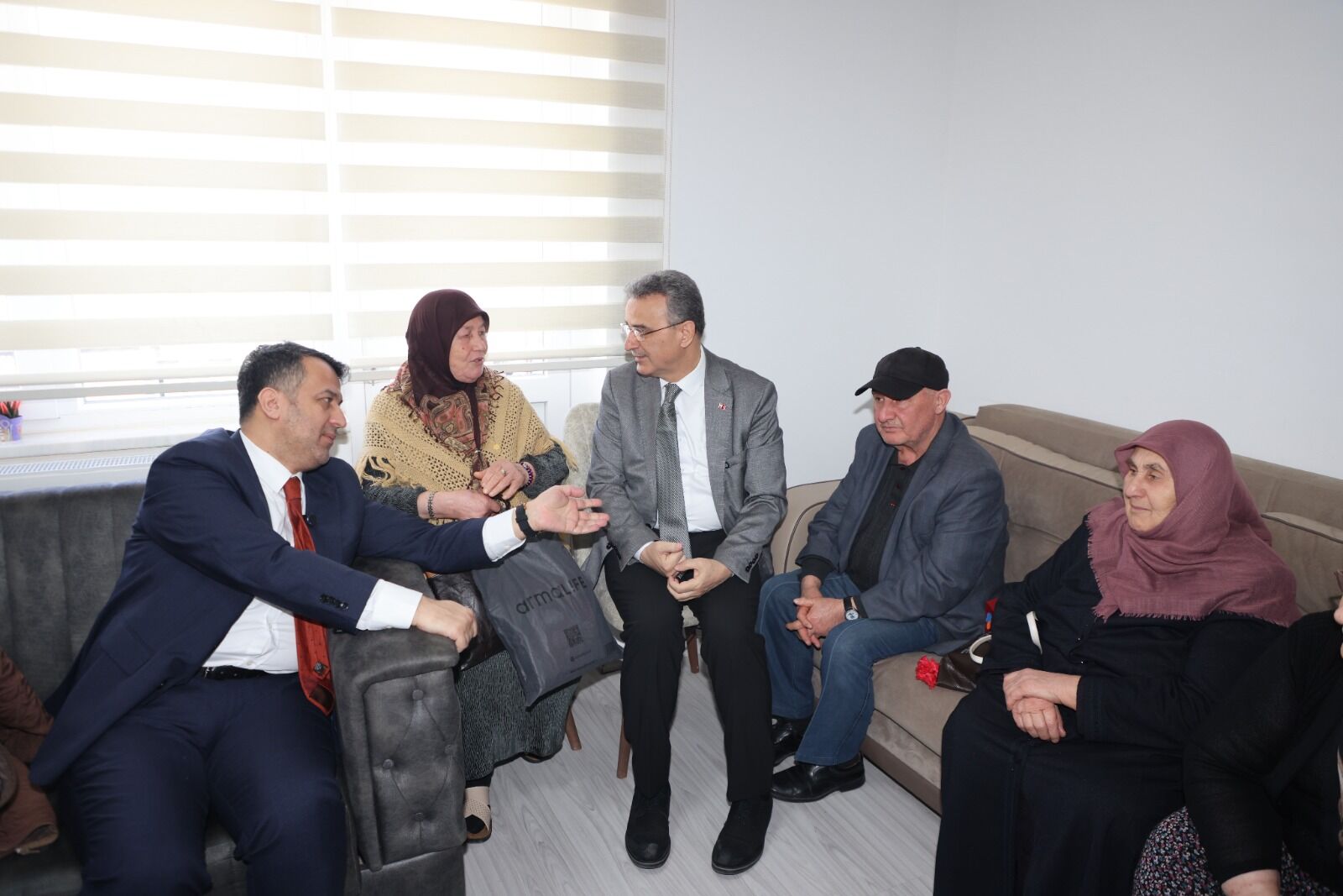 Samsun Haber. İlkadım ve Büyükşehir'den yaş almış bireylere ortak destek