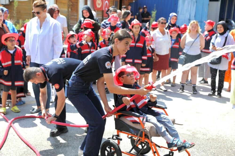 Samsun Haber. Samsun'da özel çocuklar itfaiyeci olmanın heyecanını yaşadı