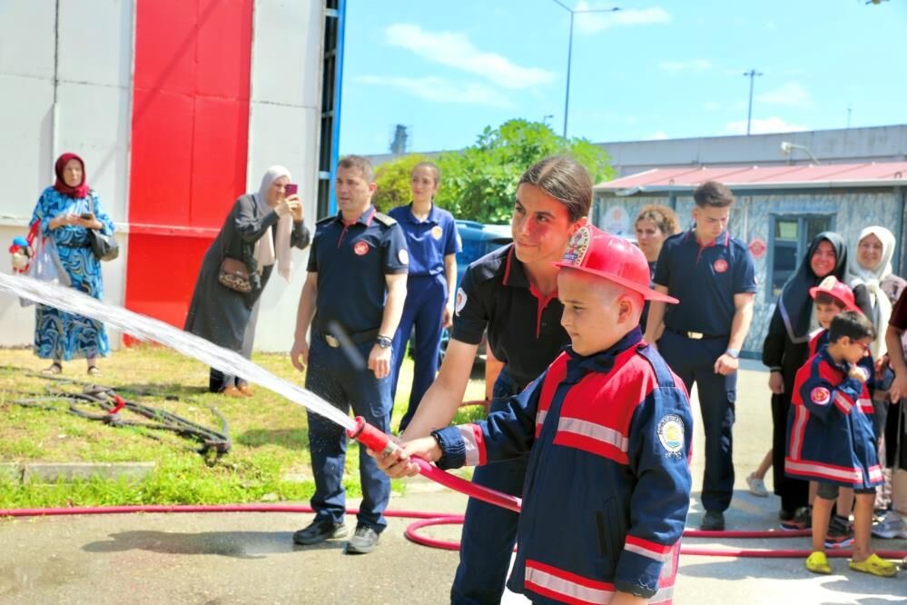 Samsun Haber. Samsun'da özel çocuklar itfaiyeci olmanın heyecanını yaşadı