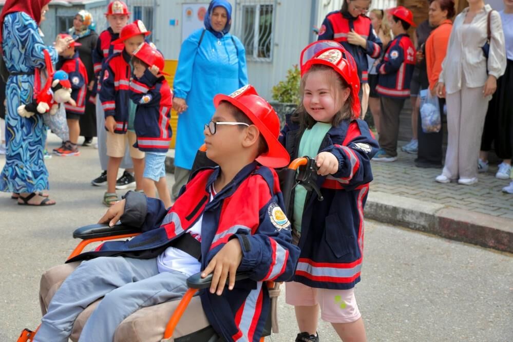 Samsun Haber. Samsun'da özel çocuklar itfaiyeci olmanın heyecanını yaşadı