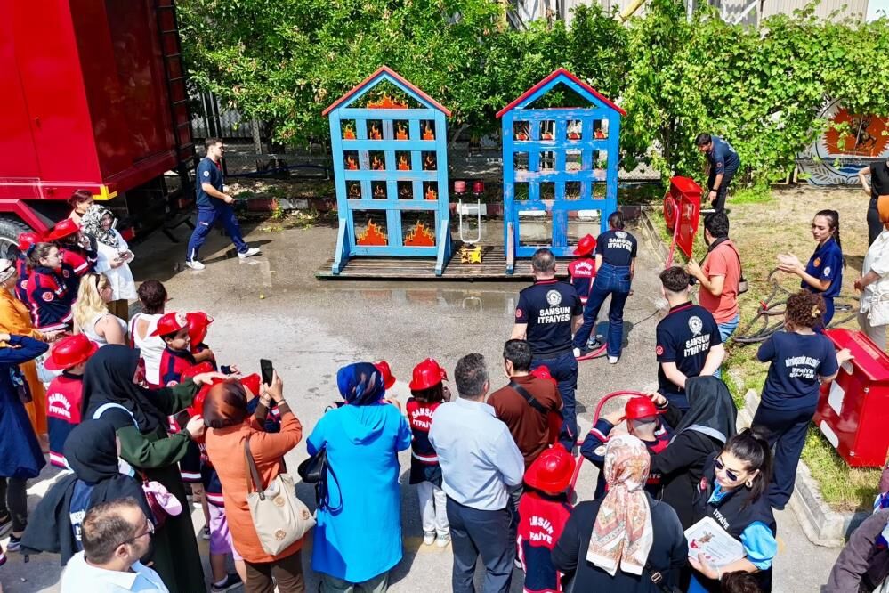 Samsun Haber. Samsun'da özel çocuklar itfaiyeci olmanın heyecanını yaşadı