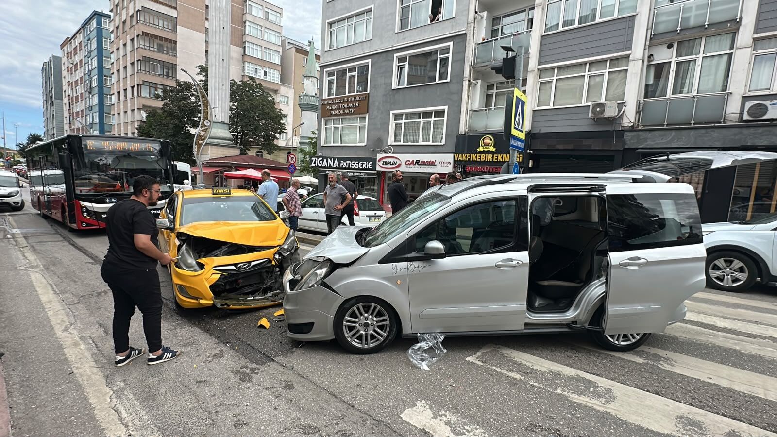 Samsun Haber: Samsun'da taksi ile hafif ticari araç çarpıştı