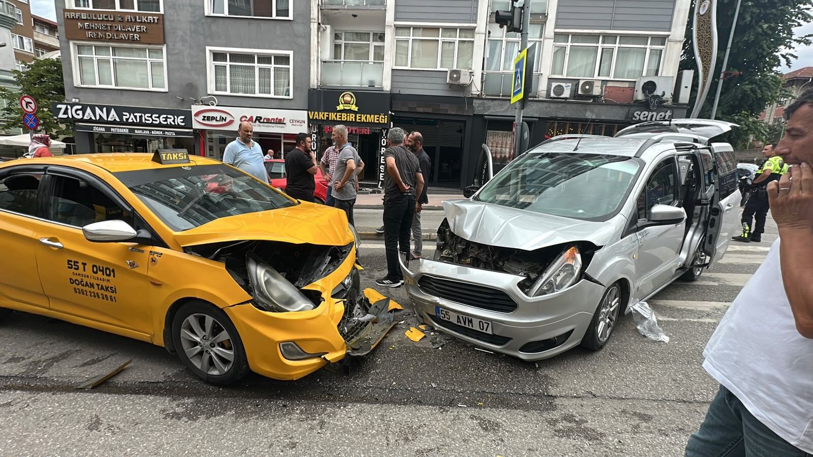 Samsun Haber: Samsun'da taksi ile hafif ticari araç çarpıştı