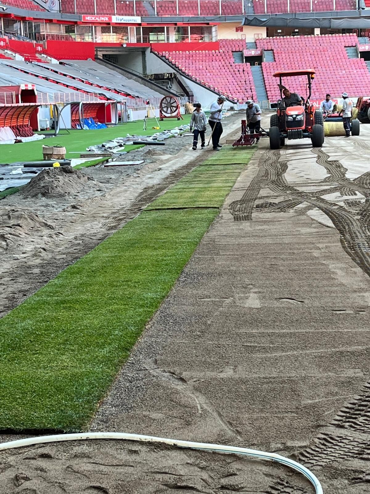 Samsunspor Haber: Samsunspor taraftarı dört gözle bekliyordu! 19 Mayıs Stadı'nda çim serimi başladı