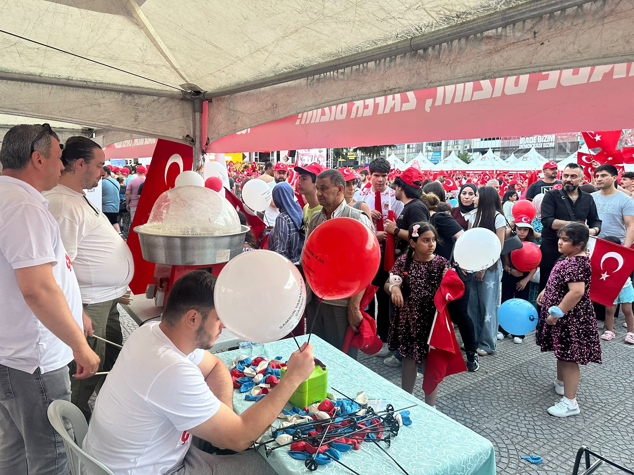 samsun haber samsun Yabancılar Çarşısı esnafından 15 Temmuz'da örnek dayanışma
