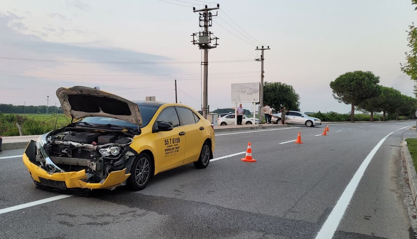 Samsun'da havalimanı yolunda kaza! Taksi ile otomobil çarpıştı