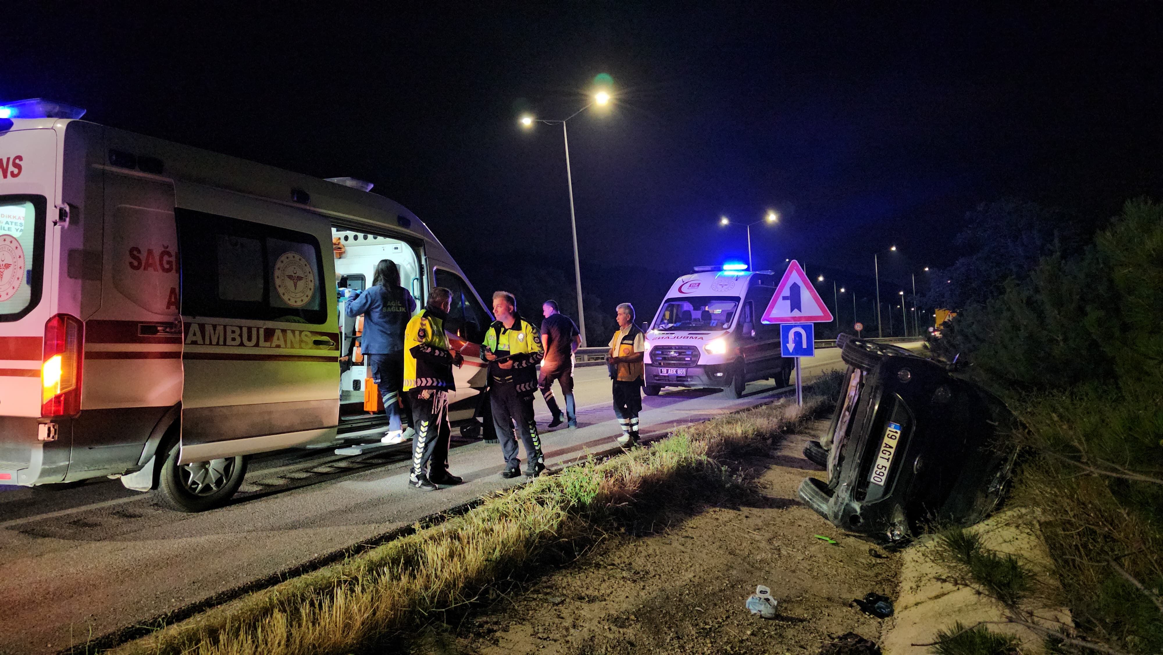 Çorum-Samsun yolunda kaza! Otomobil kanala devrildi