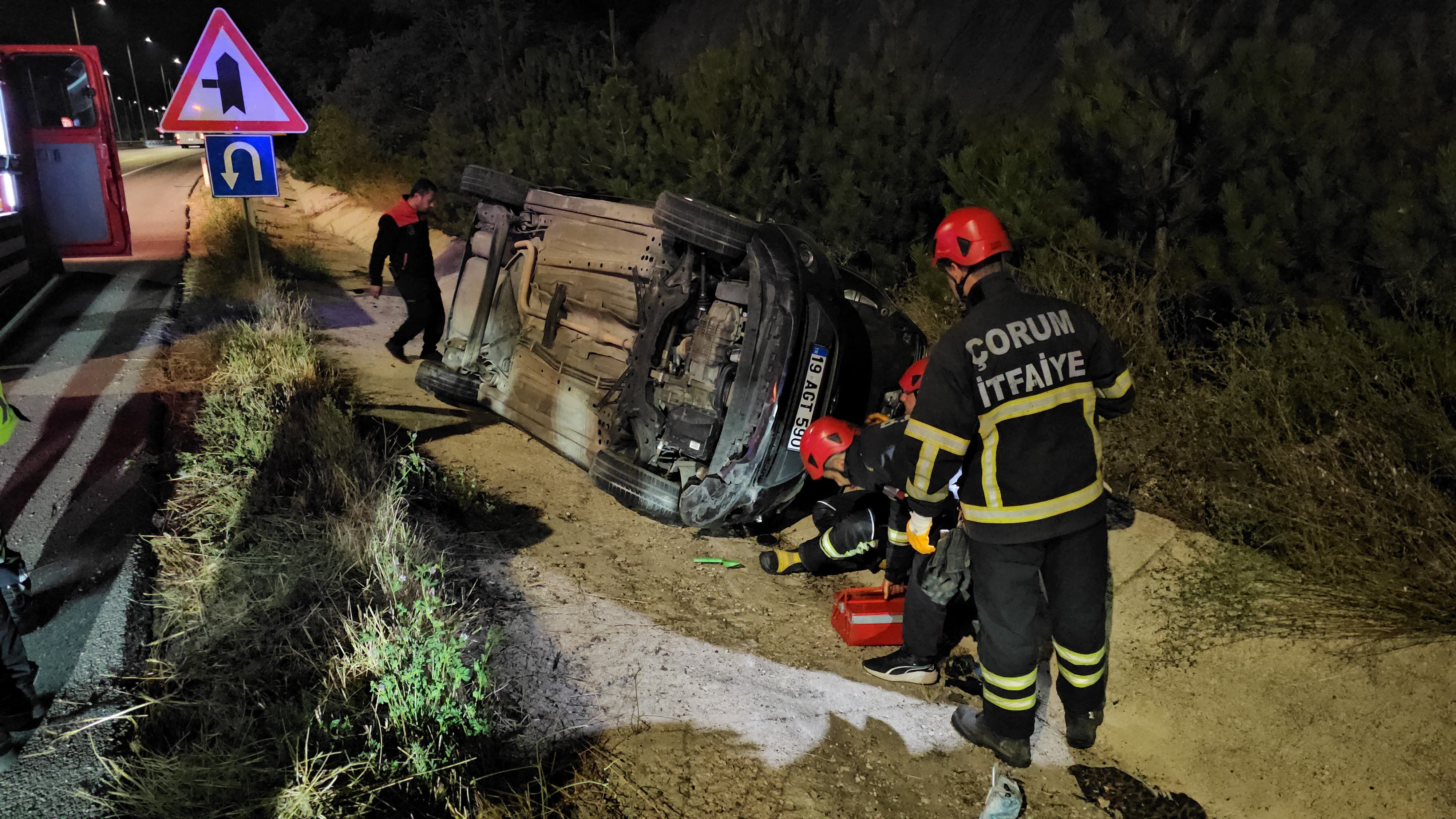Çorum-Samsun yolunda kaza! Otomobil kanala devrildi