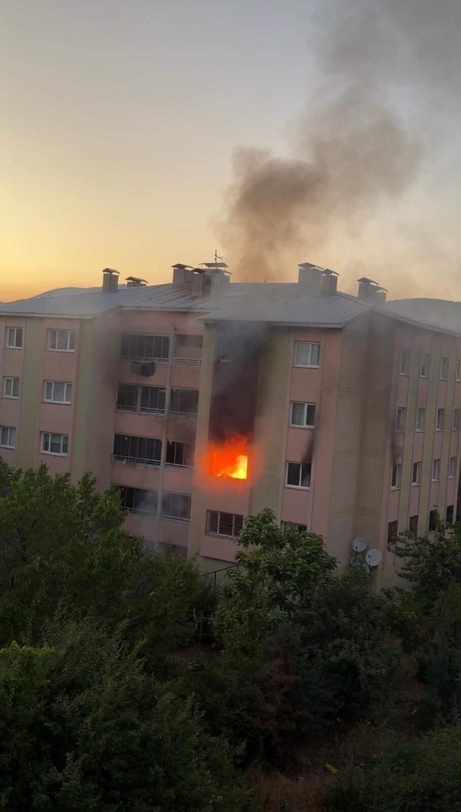 16 daireli bina alevlere teslim oldu! 9 kişi etkilendi