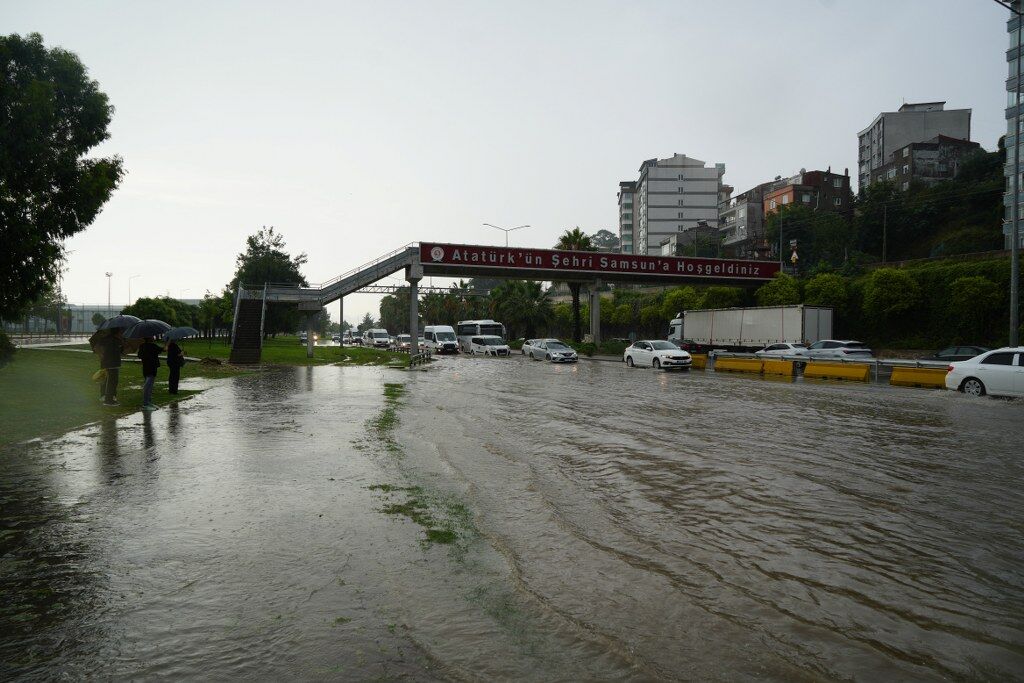 Samsun'u sağanak vurdu! Yollar göle döndü