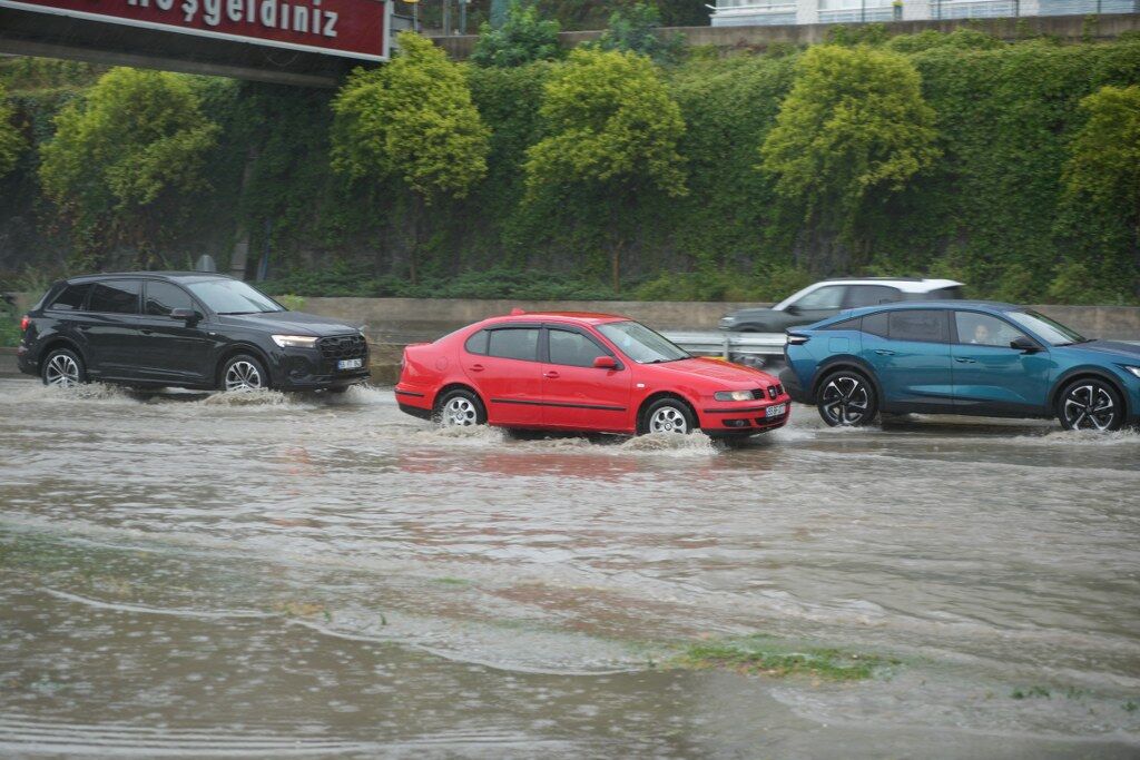 Samsun'u sağanak vurdu! Yollar göle döndü