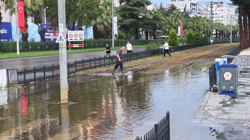 Samsun'u sağanak vurdu! Yollar göle döndü