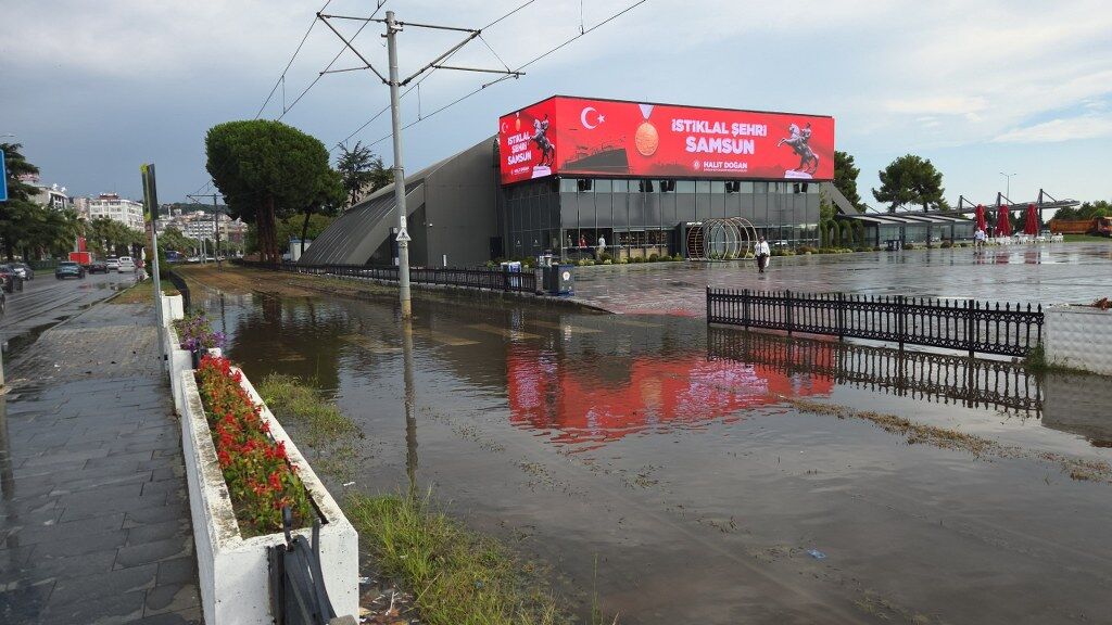 Samsun'u sağanak vurdu! Yollar göle döndü