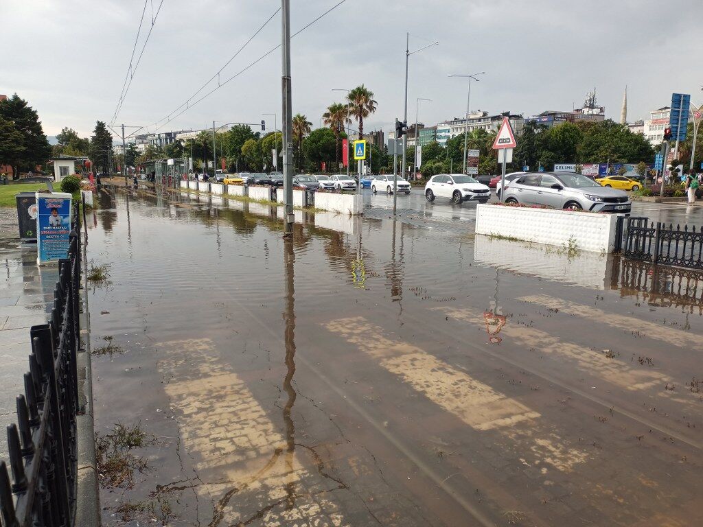 samsun haber Samsun'u sağanak vurdu! Yollar göle döndü