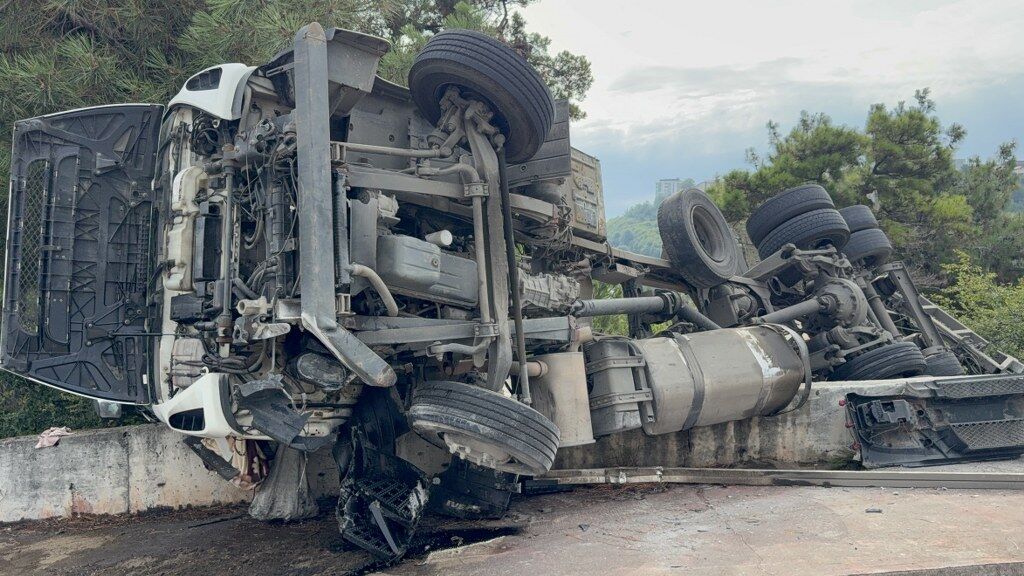 SAMSUN HABER: Samsun'da faciadan dönüldü! Freni tutmayınca bahçeye uçtu