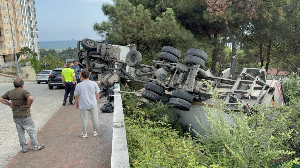 SAMSUN HABER: Samsun'da faciadan dönüldü! Freni tutmayınca bahçeye uçtu