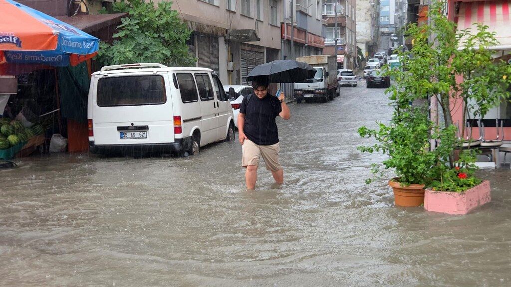 samsun haber: Meteoroloji uyarmıştı! Samsun'da sağanak hayatı felç etti