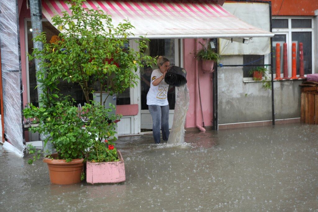 samsun haber: Meteoroloji uyarmıştı! Samsun'da sağanak hayatı felç etti