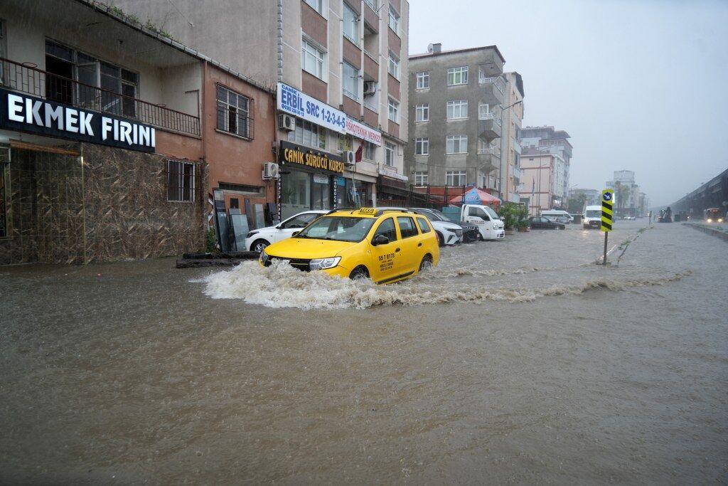 samsun haber: Meteoroloji uyarmıştı! Samsun'da sağanak hayatı felç etti
