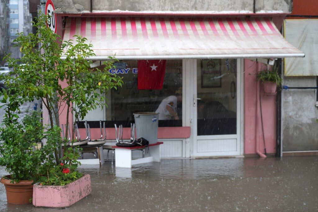 samsun haber: Meteoroloji uyarmıştı! Samsun'da sağanak hayatı felç etti